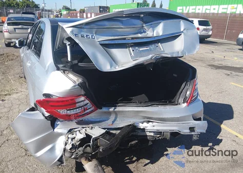 2014 Mercedes-Benz C 250 Sport z USA, uszkodzony, nr VIN WDDGF4HB7EA965388